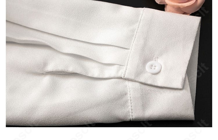 袖口ディテールの近接写真。カフの形状と装飾の作り込みを示す。