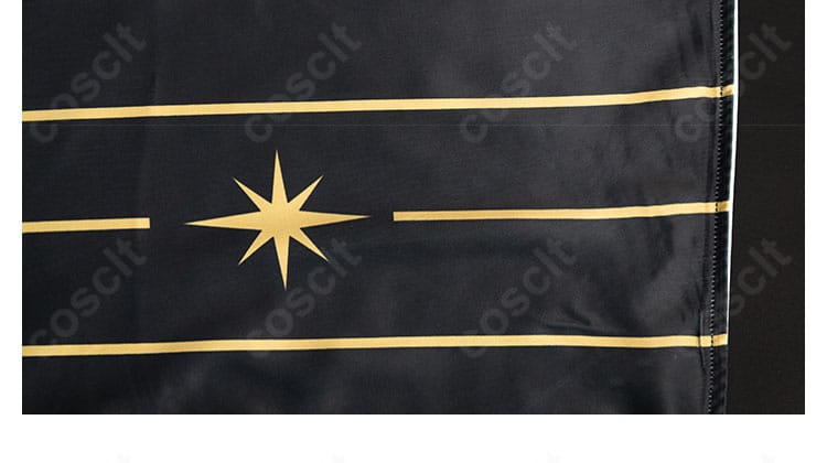 襟元の装飾ディテール。ネックラインの意匠と精密なステッチを強調。