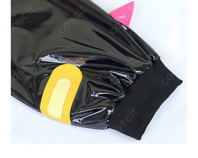 サンゴ 衣装の袖ディテール。サイバー感を強調する装飾ラインとステッチ。