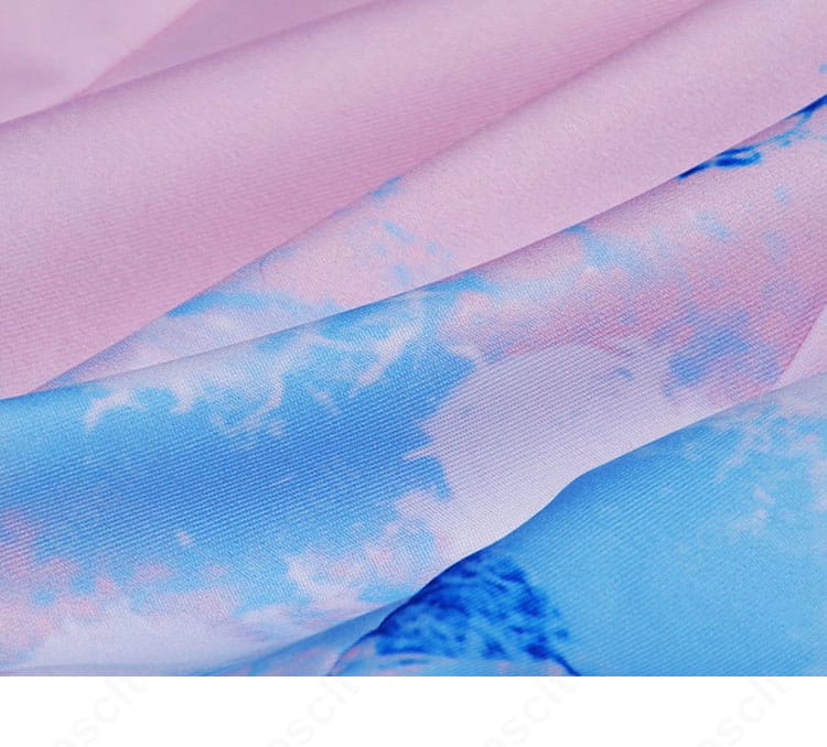 裾部分のグラフィティ風装飾ディテール。ヘムラインのデザイン性を強調