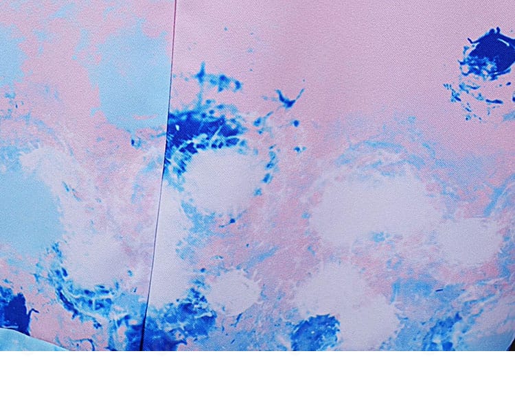 外套に施されたグラフィティ風装飾の詳細。色味と配置が分かる拡大写真