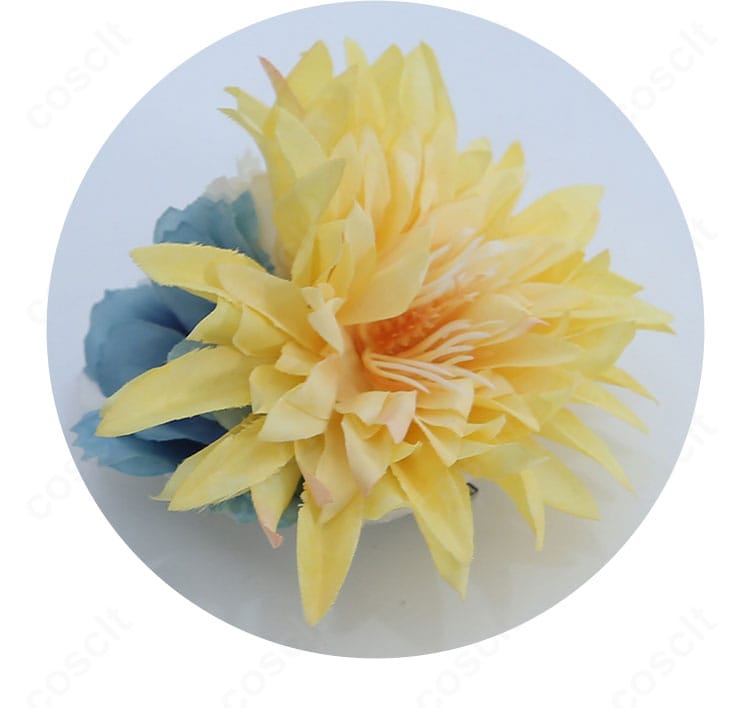 付属の花飾りディテール。コーデ全体を華やかに彩るアクセント。