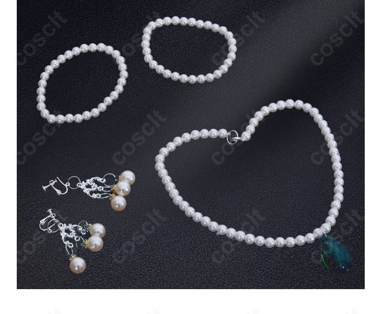 ネックレスほか付属アクセサリーのセットディテール。コーデに統一感を与える。