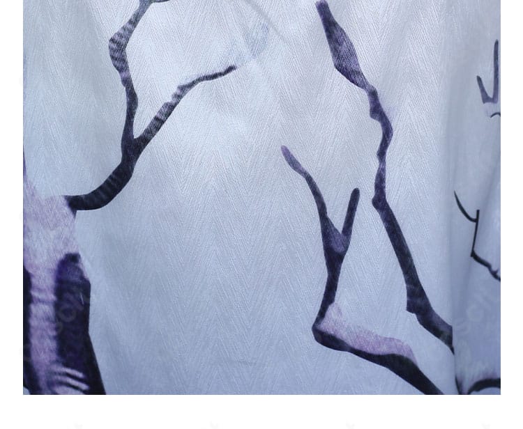 襟元の装飾ディテール。縫製と配色の丁寧な仕上げ。