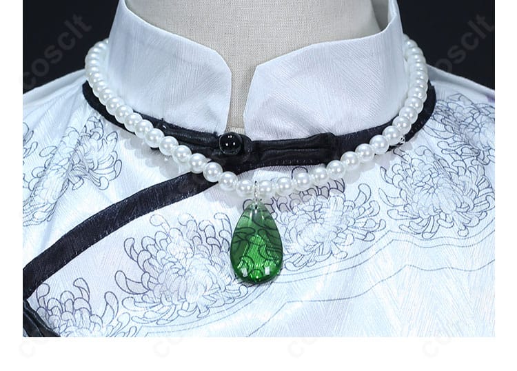 衣領に合わせたネックレスのアップ。エレガントな輝きで上品さを演出。