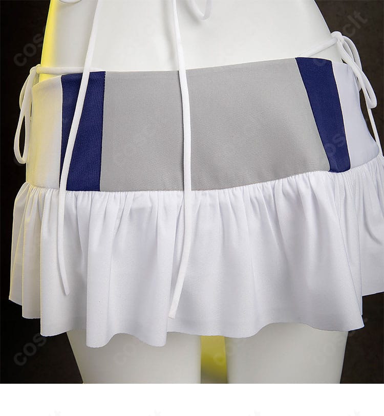 スカート背面の装飾詳細。ドレープ感と後ろ中心のラインを確認できる画像。