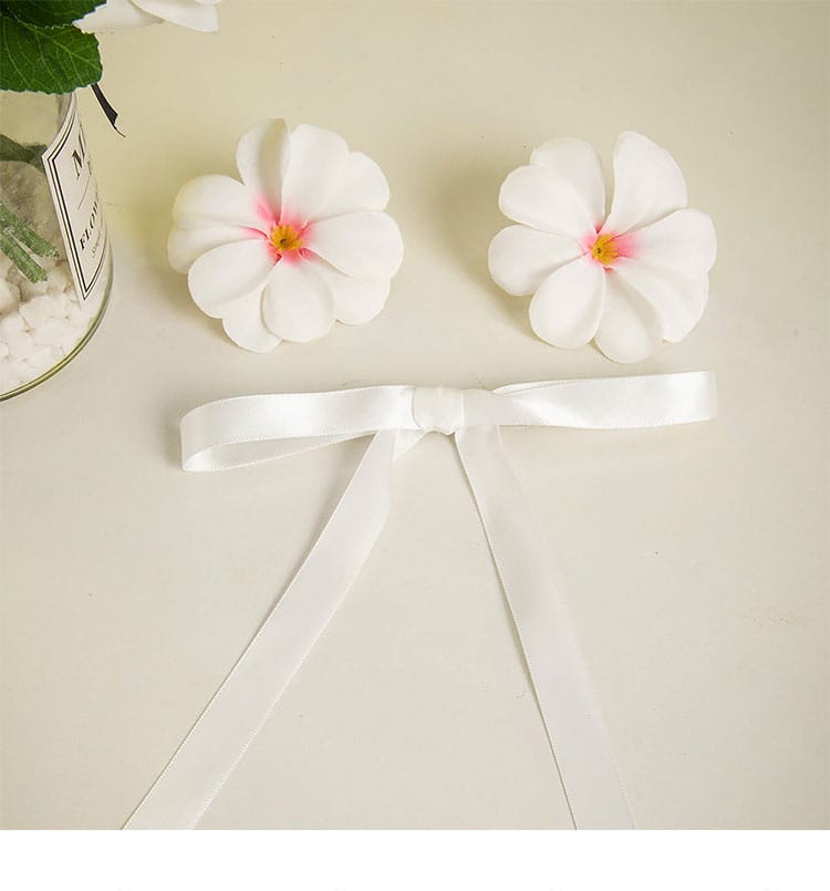 髪飾りなどアクセサリーのアップ。カラーリングと質感の統一感を表現。