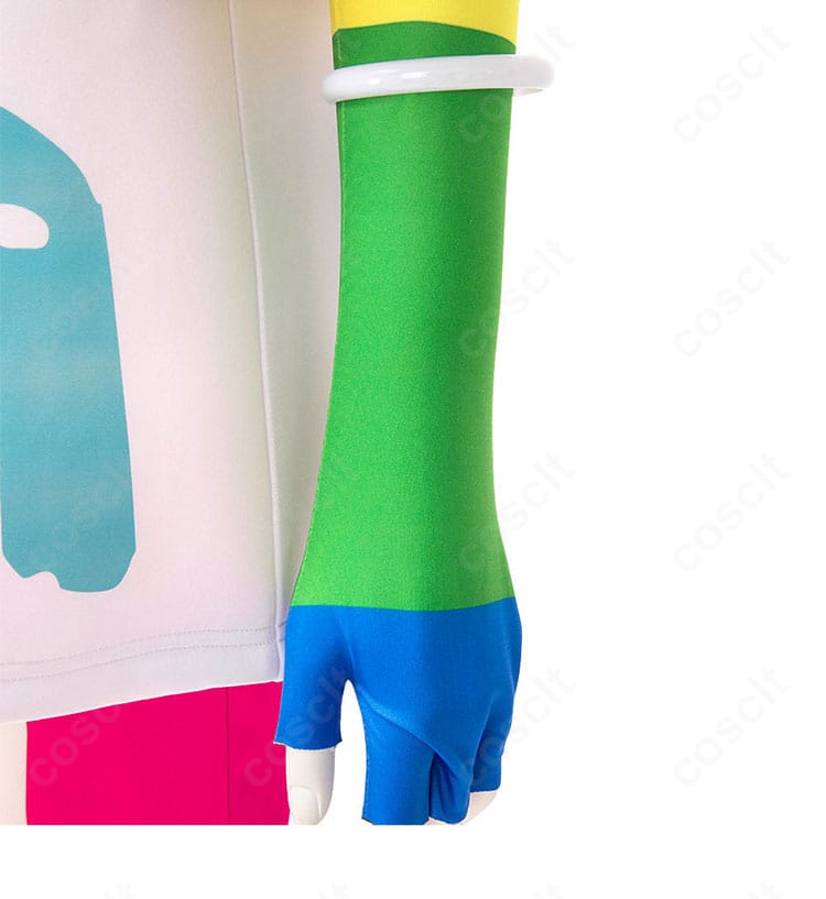 左袖ディテールのクローズアップ。装飾の質感と縫製