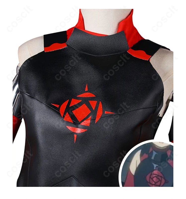 メイプル衣装の胸部ディテール。刺繍と装飾ラインのコントラストが際立つクローズアップ。