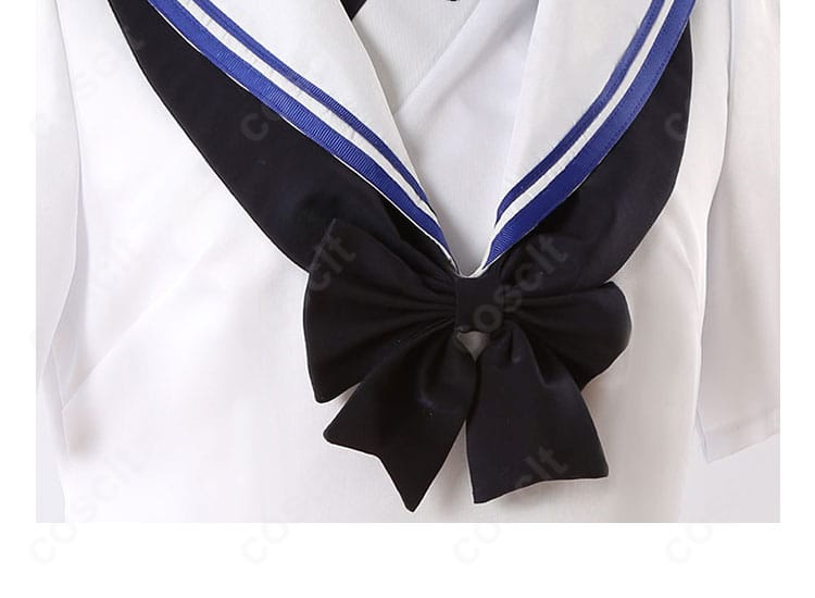 襟元の蝶モチーフ装飾。顔周りに映えるアイコニックなアクセント。