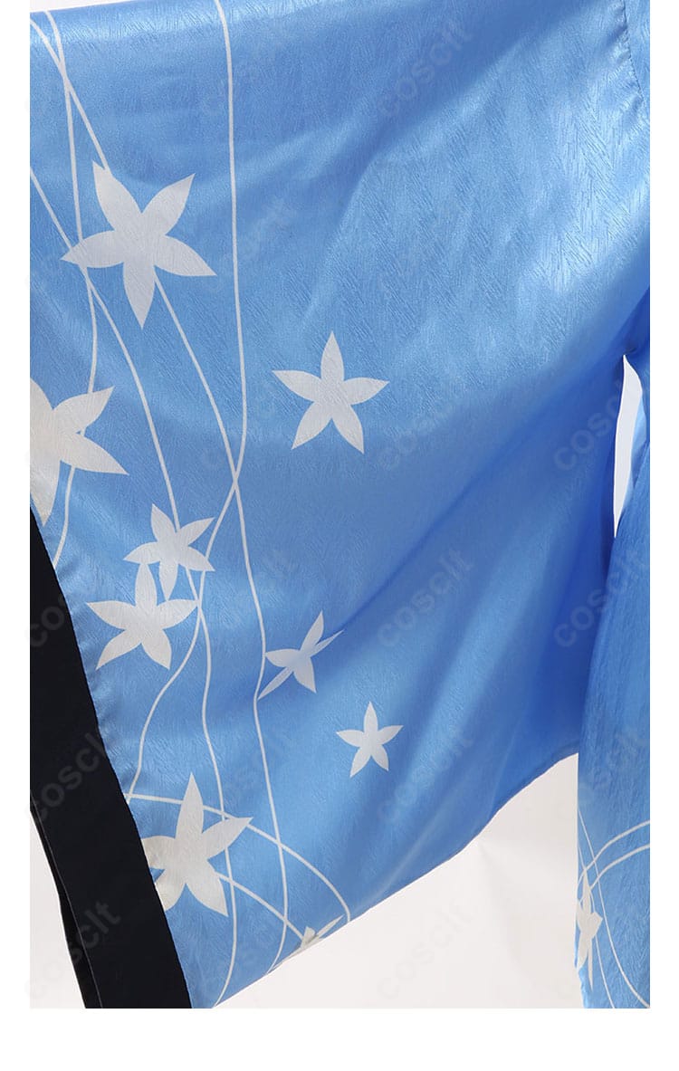 右袖装飾のディテール。ラインテープと意匠パーツが精緻に配置されています。