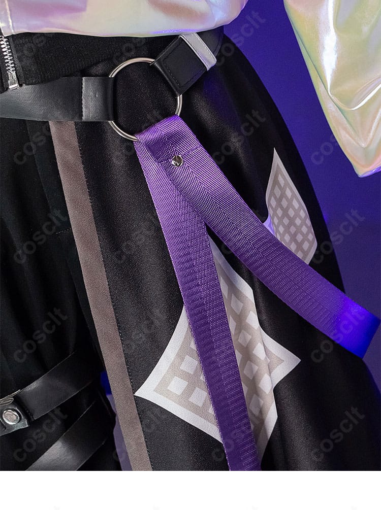 左脚ズボンの装飾ディテール。ベルト位置とアクセントカラーの配置。