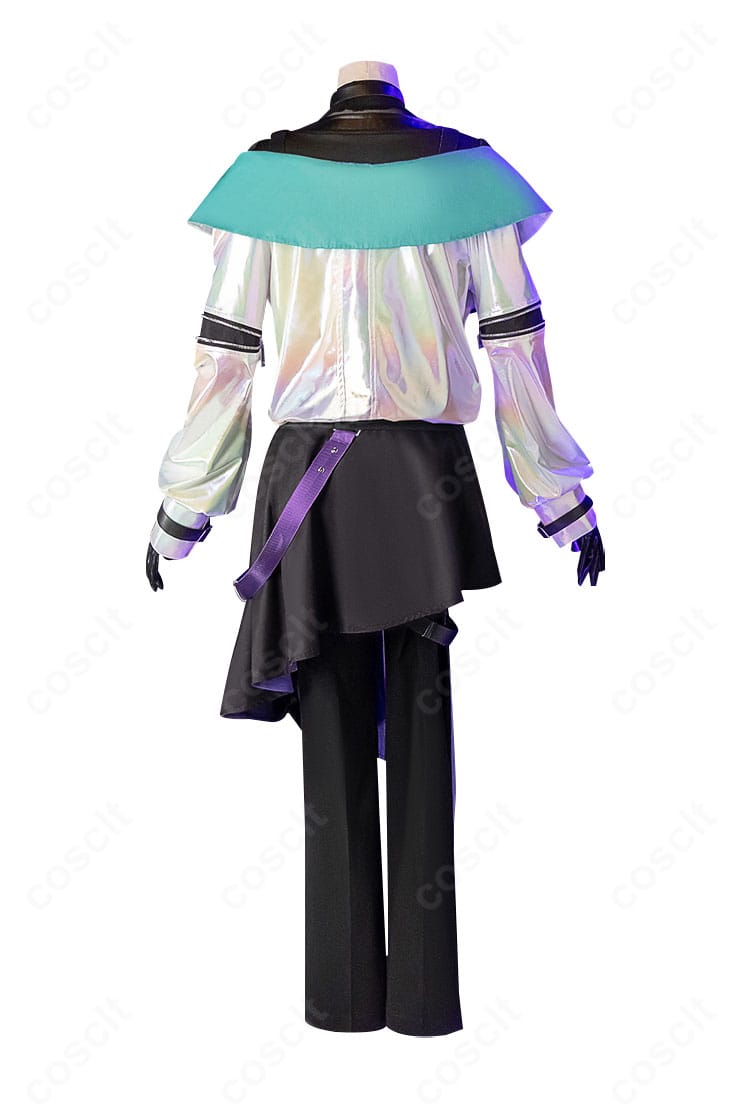 衣装の背面全体。外套の落ち感と背面ベルト配置を忠実に再現。