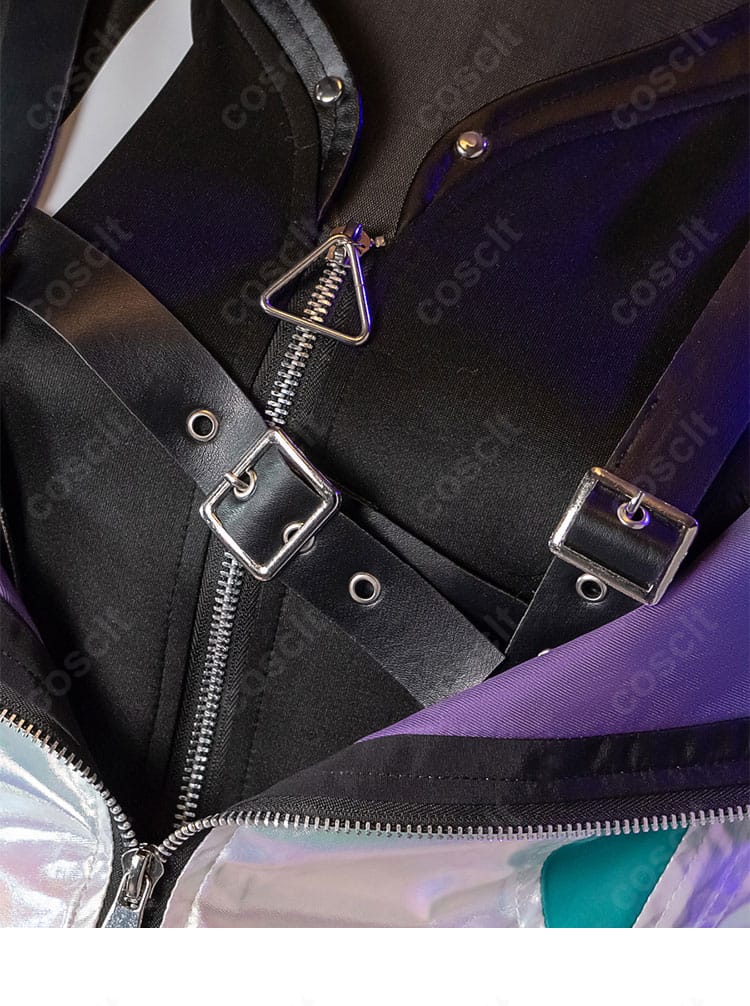 前胸ディテールの拡大。胸ベルトの固定構造と重ね着のレイヤー感。