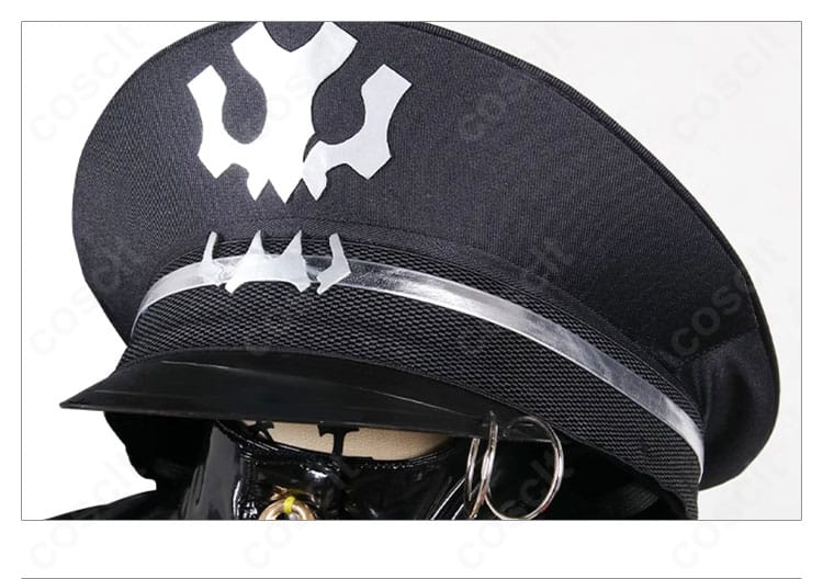 付属帽子のディテール（エンブレムと縁取りの仕上げ）