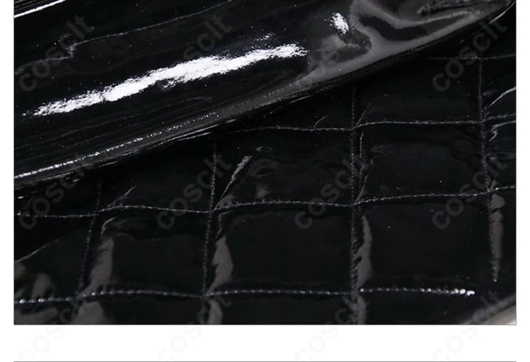 パンツ部分の装飾ディテール（ベルト・金具の配置）