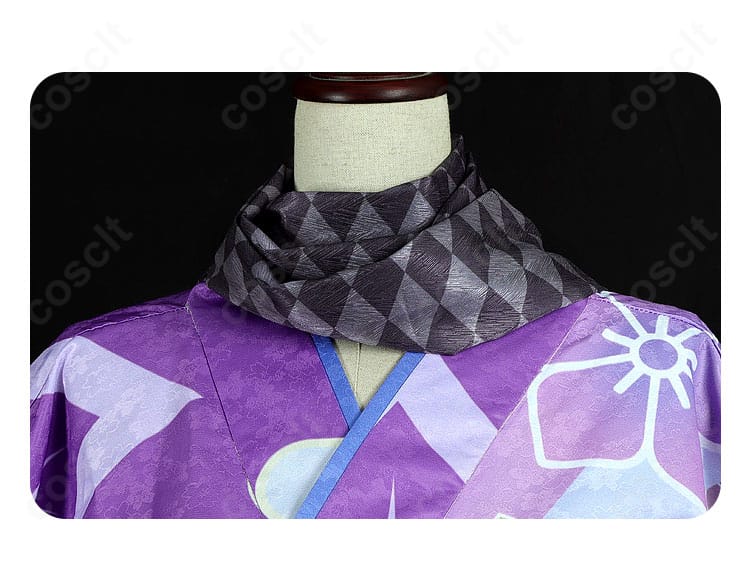 首元の布アクセサリーのクローズアップ。コーデの差し色としてキュートなアクセント。