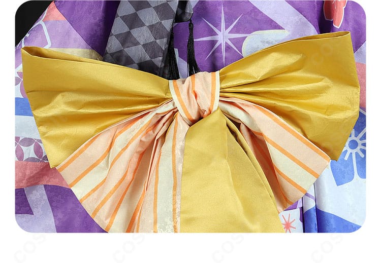 背面の蝶飾りディテール。立体感のあるモチーフが晴着の印象を強調。