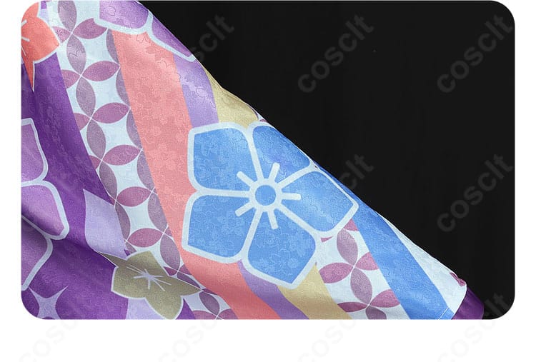 袖の装飾と刺繍のクローズアップ。袂の陰影がエレガント。