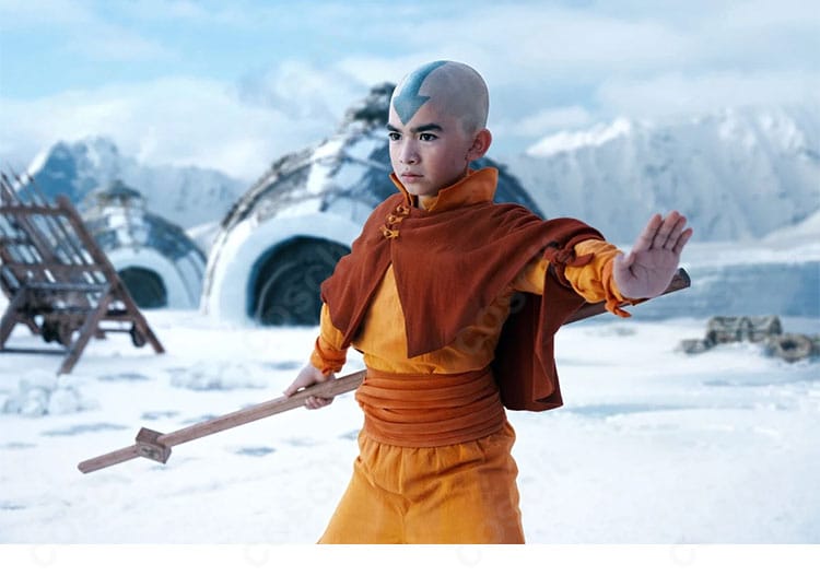 アバター 伝説の少年アン・アン 実写ドラマ版コスプレ衣装の全身イメージ。配色とローブのシルエットが分かる写真。