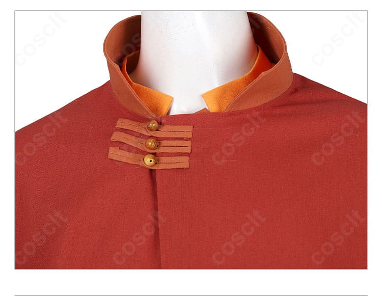 襟元ディテールの近接写真。斜襟の重なりとステッチ、留め具の配置が分かる画像。