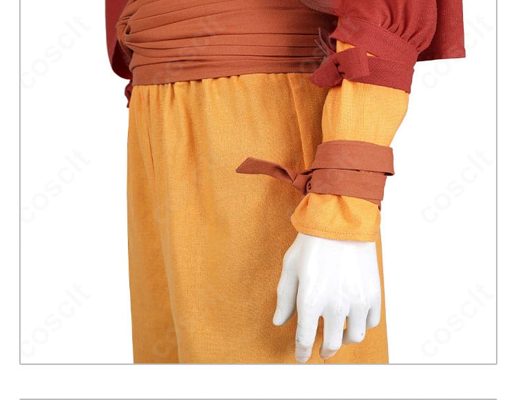 袖口の装飾ディテール。カフの形状と配色、可動域を妨げない設計が伝わるアップ。