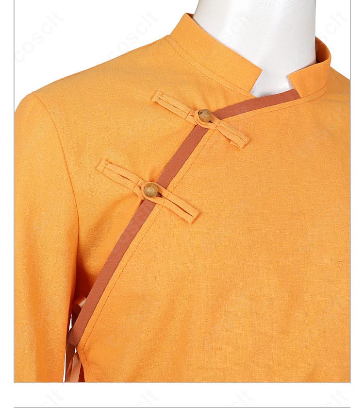 斜め襟の装飾ディテール。縁取りと角度のバランス、撮影映えするラインを示すアップ。