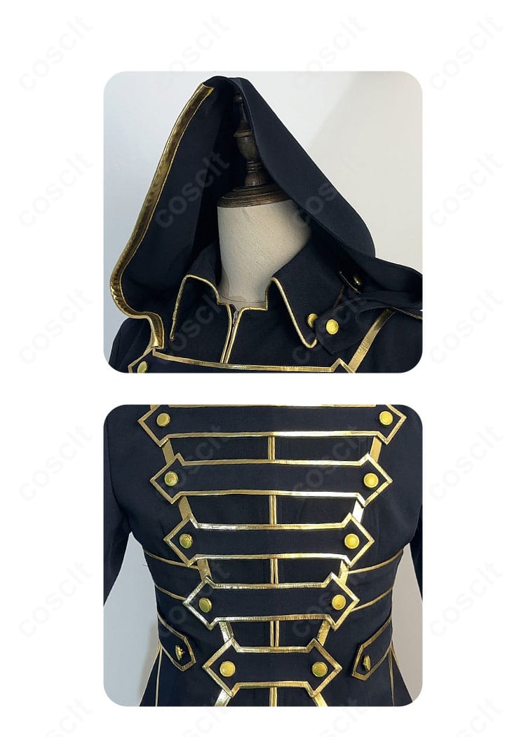 襟元と帽子の装飾。悪魔モチーフの意匠と艶感のあるパーツが映える近接ディテール。