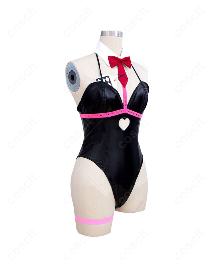 初音ミク ラビットホールver. コスプレ衣装の右側面。カチューシャと髪飾り、腕飾りのディテールとシルエットを確認。