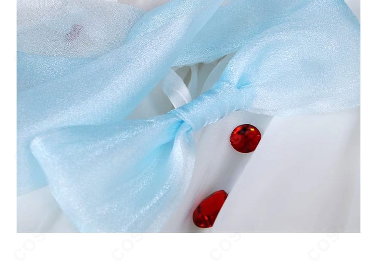 腰の蝶結びと宝石装飾のクローズアップ。華やかなアクセント