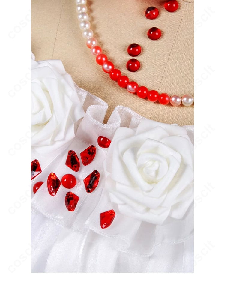 襟元ディテール。立ち襟と装飾パーツの質感が際立つ仕上がり