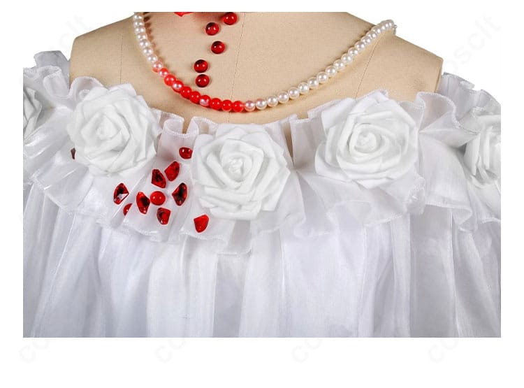 胸元の装飾アップ。宝石とレースで高貴さを表現したマリーの特徴的デザイン