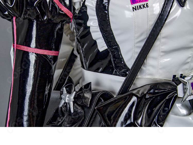 ウエスト周りの装飾アップ。ベルト風パーツとアクセサリーで引き締まった印象に。