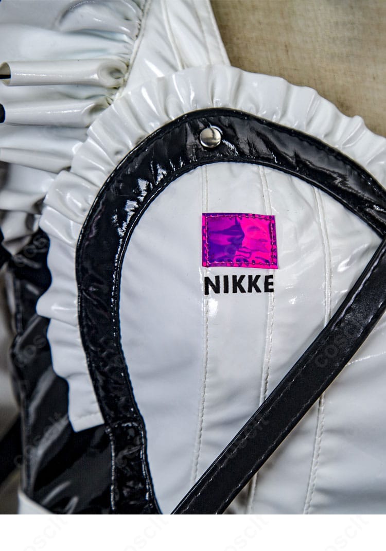 胸元に施された装飾ディテールの接写。意匠刺繍がアクセントとなる設計。