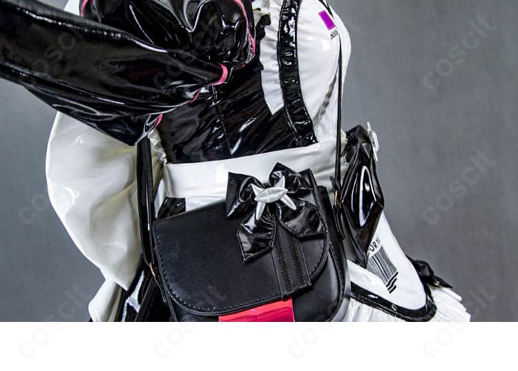 スカート側面の装飾ディテール。フリル段と飾りパーツの配置が見て取れる。