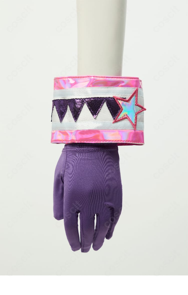 手首と手袋のディテール。手首飾りとステージ映えする意匠を強調。