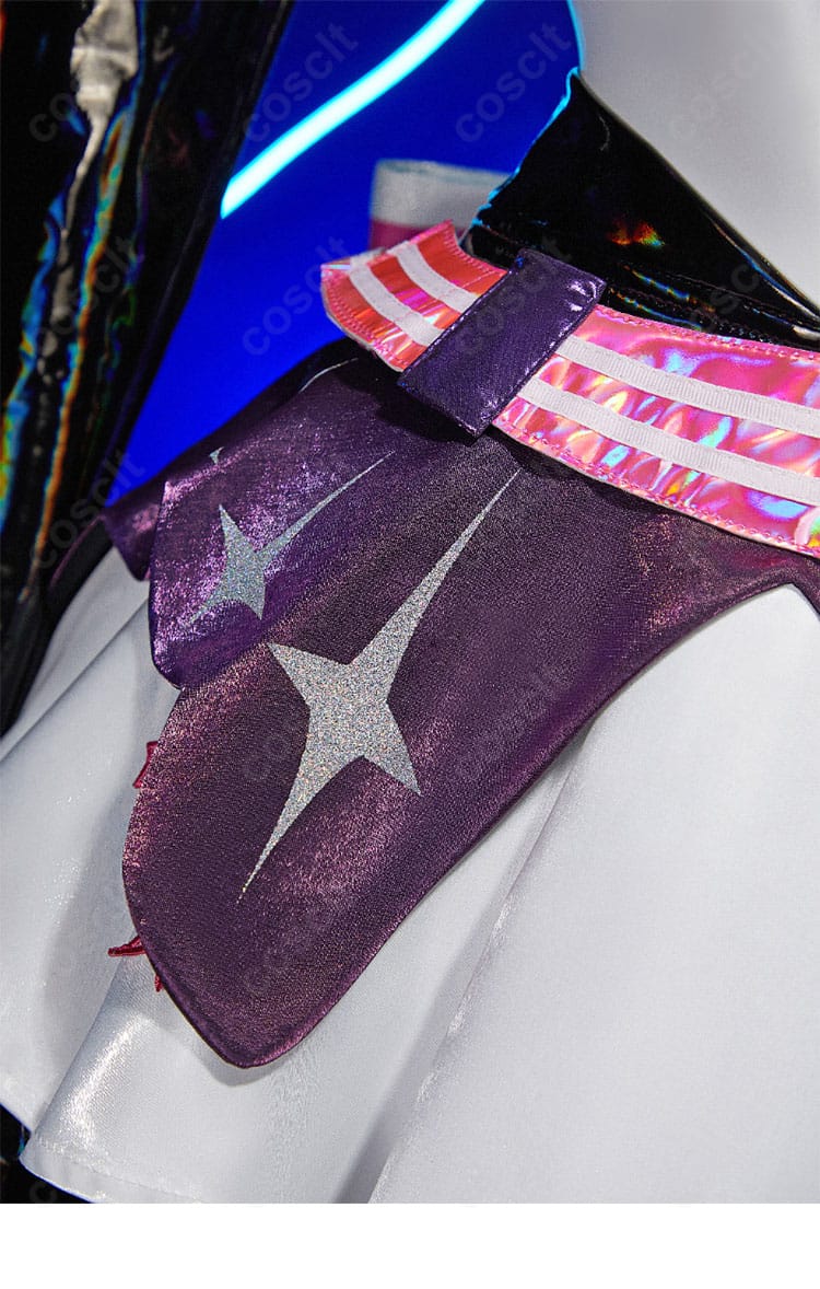 腰部の装飾ディテール。ベルト周りのアクセントと配色を確認。