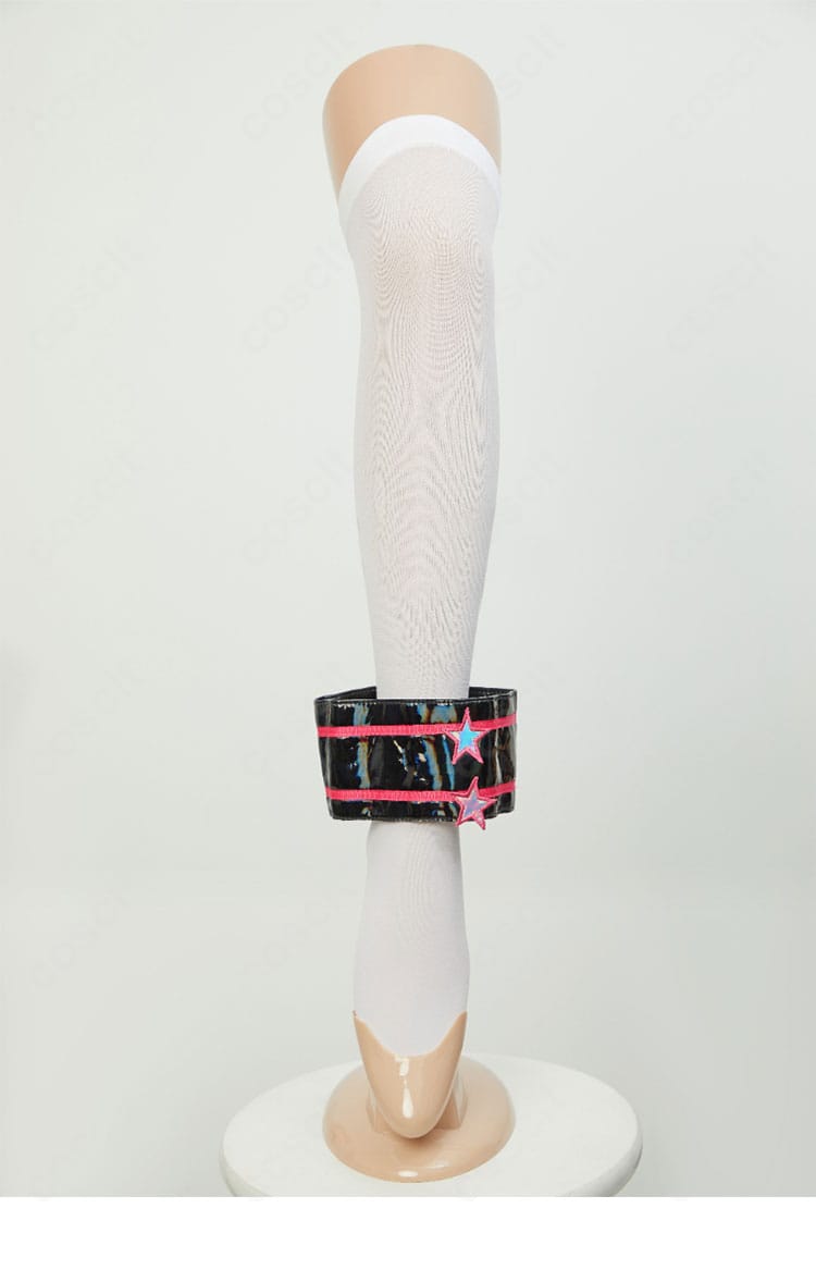 足元の太もも飾りを含むデザイン。コラボ衣装特有のアクセント。