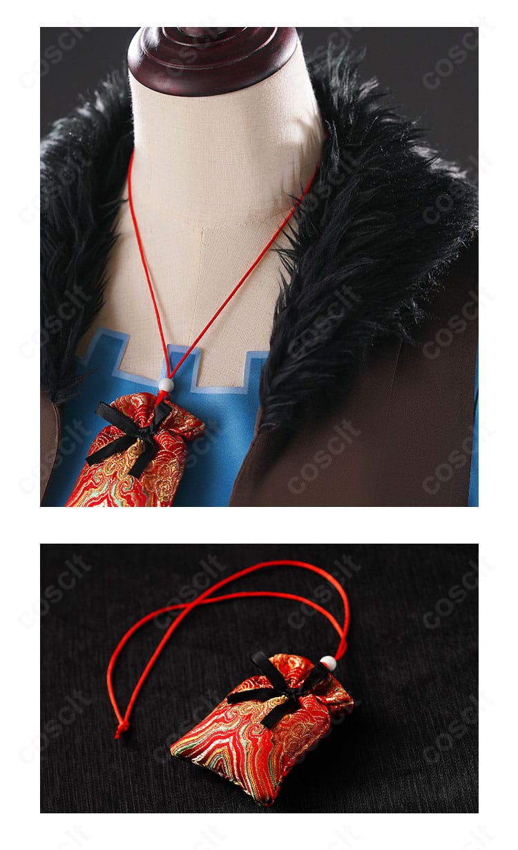 襟元の装飾と小さな香囊風アクセサリーのディテール。ステッチと配色の近接写真