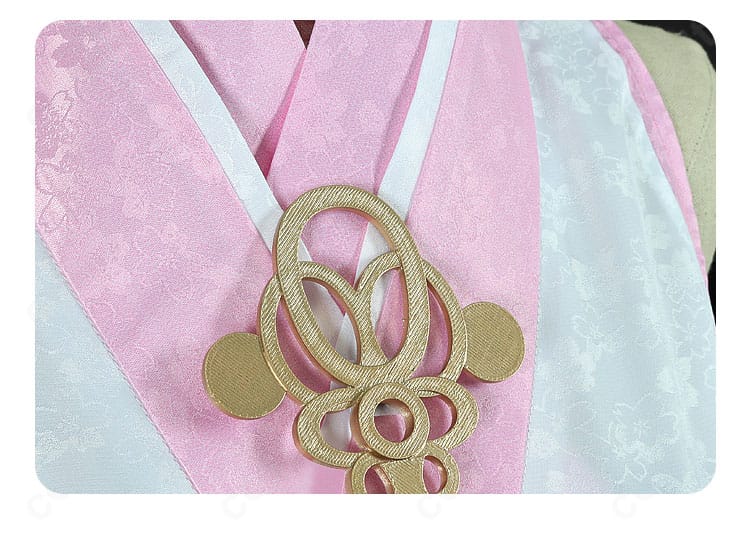 桜ミク衣装の襟元ディテール。桜を意識した刺繍と縁取りの精緻さを捉えたクローズアップ。