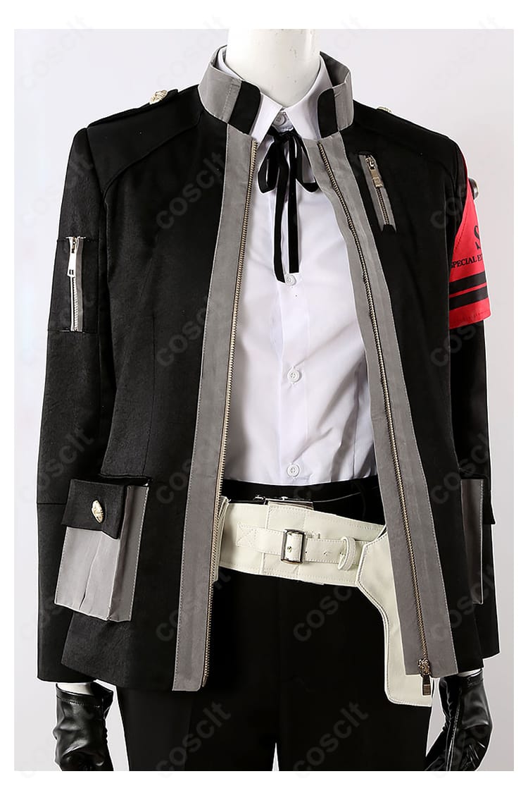 腕章やボタン、ベルト金具など装飾のクローズアップ。質感と色味、縫い付けの仕上げが分かるディテール写真。