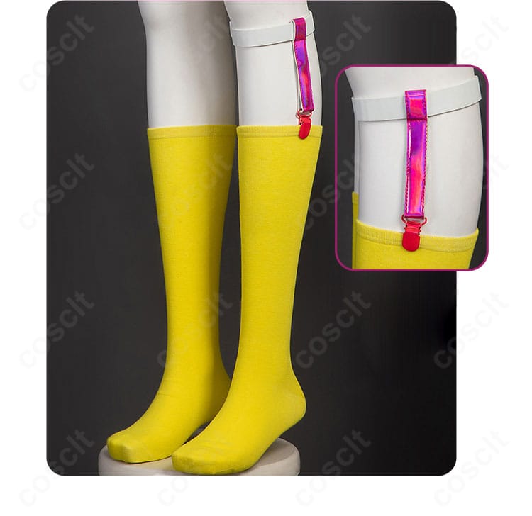 ソックスと脚部装飾のディテール。配色ラインと足ベルトの位置関係が分かる画像