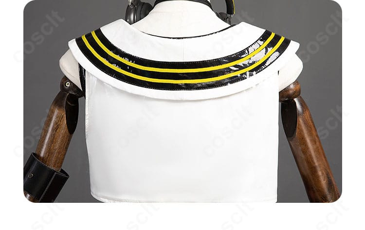 背面装飾ディテール。背中のラインテープと飾りパーツ、ステッチワークの近接写真