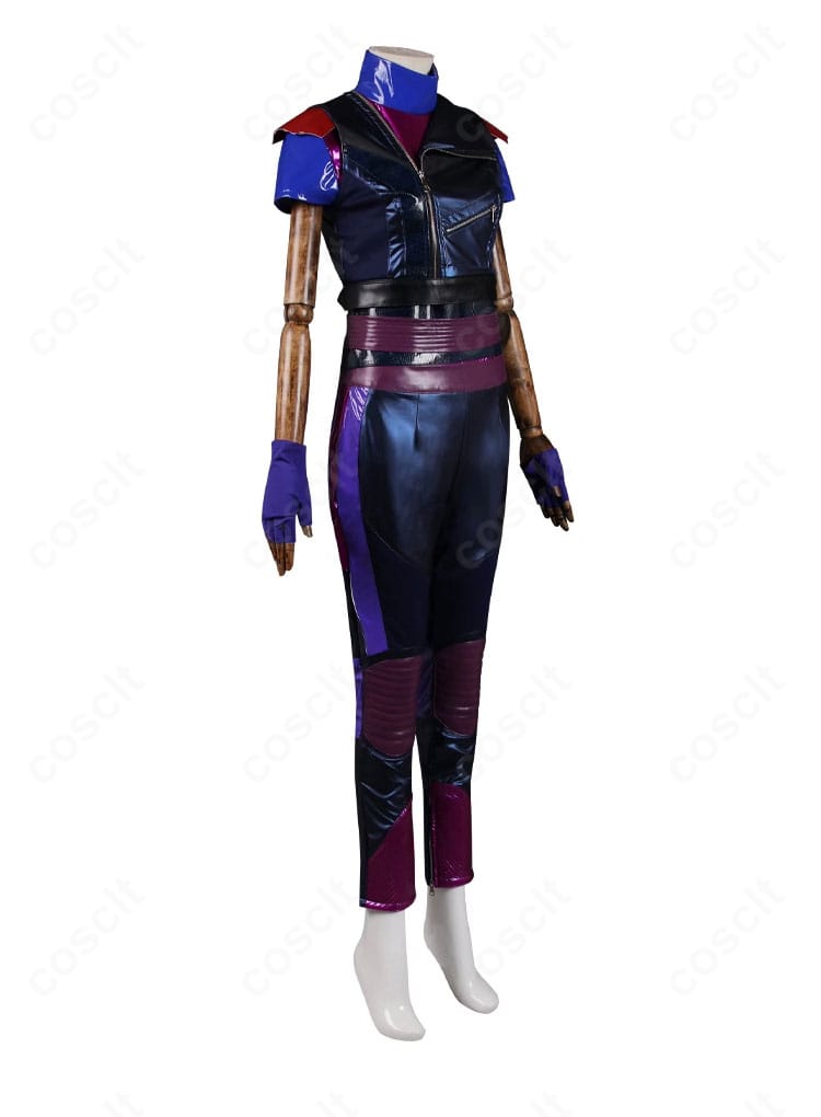 マル衣装 右側面。肩から袖の装飾ラインと全体シルエットのシャープさが際立つ角度。