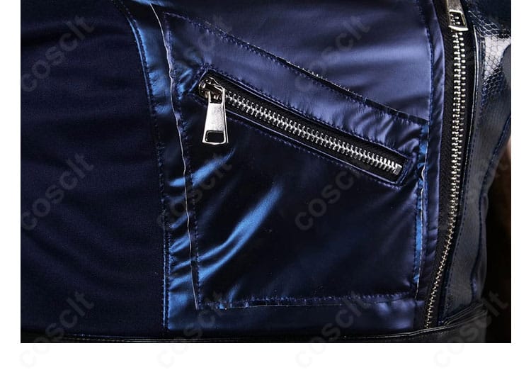 マル衣装 前面の小ポケット周辺。実用性とデザイン性を兼ね備えたディテール。