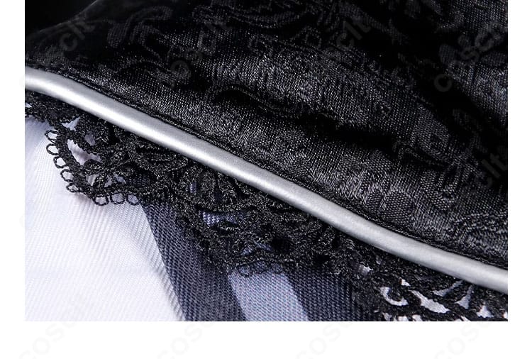 襟元の装飾ディテール。ネックラインの意匠とコートとの重なり