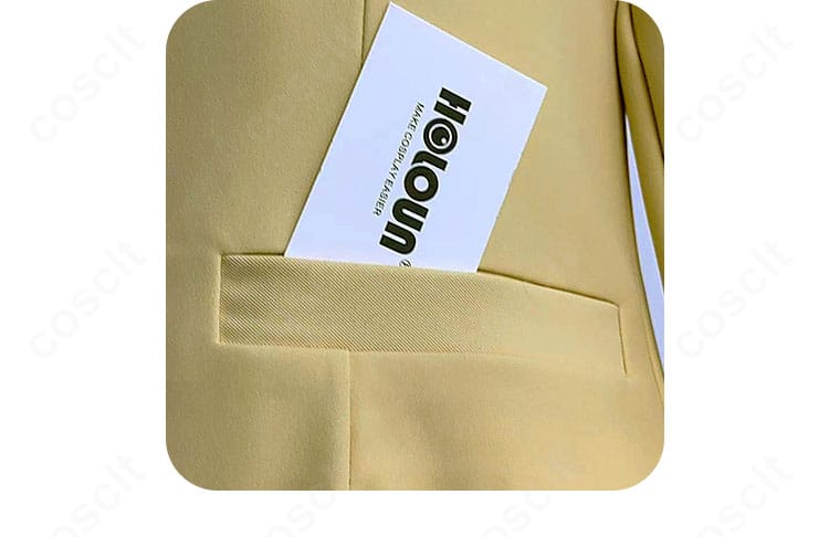 胸ポケットと紋章エンブレムのアップ。作品らしさを象徴するポイント