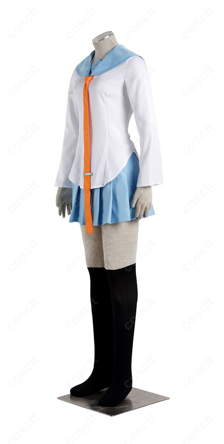 桐崎千棘コスチュームの側面アングル。スカートのプリーツの落ち感とシルエットの美しさを示す写真。