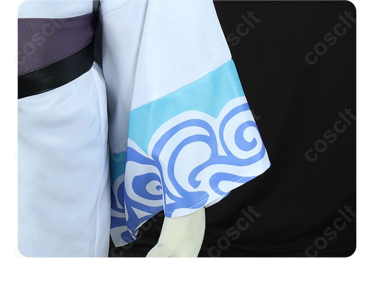 袖口の近接ディテール。端処理の丁寧さとパイピングの均一さを示す。