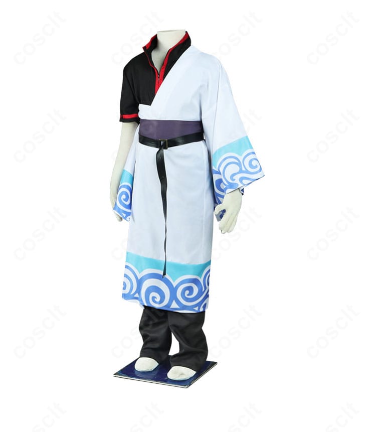 坂田銀時 コスプレ衣装の側面。袖の落ち感とコルセットベルトの厚み、ラインを確認できる。